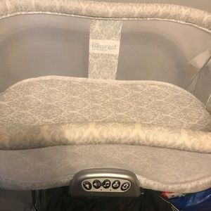 Halo swivel bassinet
